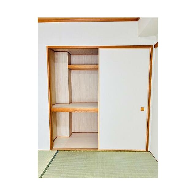 「和室」押入れがあり、広々収納可能です。