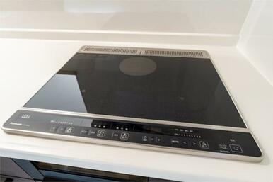 高火力で調理でき、火を使用しないため火災リスクを抑えられます。フラットなのでお手入れも楽です。