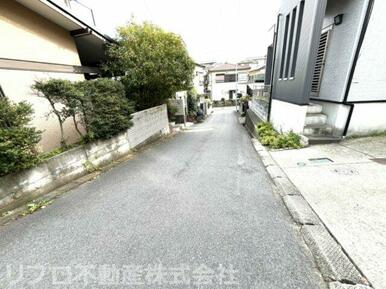 北側から見た前面道路