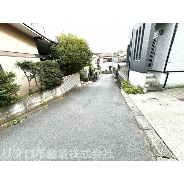 北側から見た前面道路