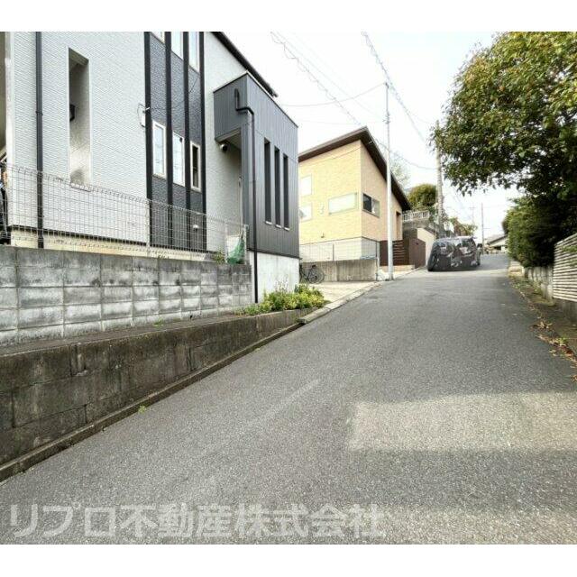 南側から見た前面道路です