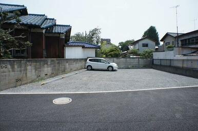 敷地内に駐車場もございます。（別途契約、空き要確認）