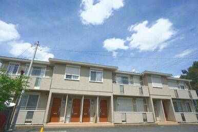 建物正面。玄関が全て１階にあるタイプです♪