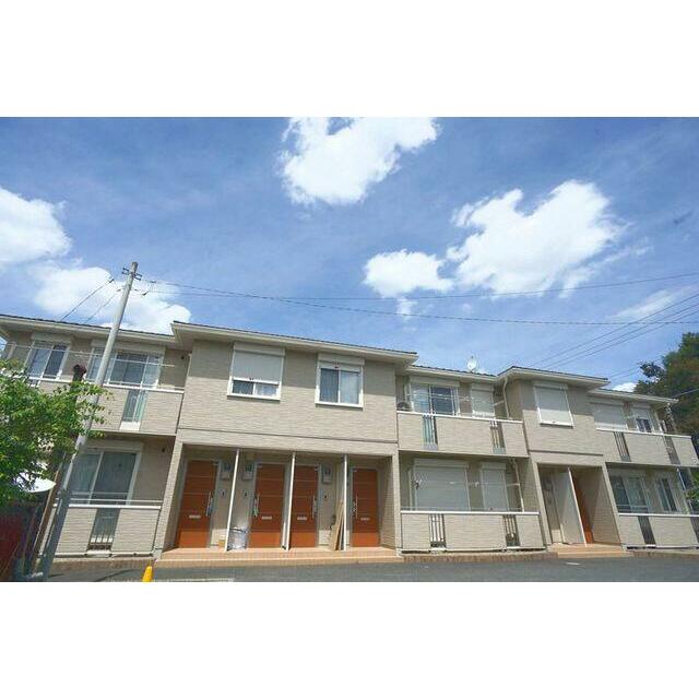 建物正面。玄関が全て１階にあるタイプです♪
