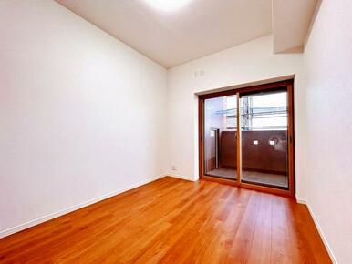 「南側4.5帖洋室」別角度写真です。バルコニーに面したお部屋です。