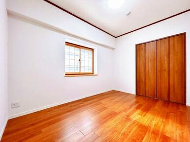 「北側6帖洋室」フローリング張、クロス張替、建具交換、照明交換等を行いました。