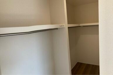 空間の使い方はいろいろ。服だけでなくさまざまなアイテムの収納にも◎（1号棟）