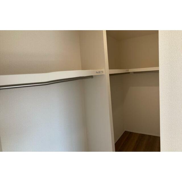 空間の使い方はいろいろ。服だけでなくさまざまなアイテムの収納にも◎（1号棟）