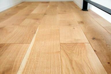 床材に、無垢フローリング材を使用しています。木の肌触りとあたたかみを楽しめます。