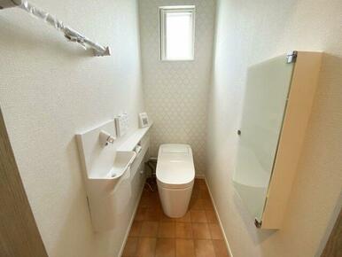 スッキリとした見た目のタンクレストイレ。お掃除もしやすいです。