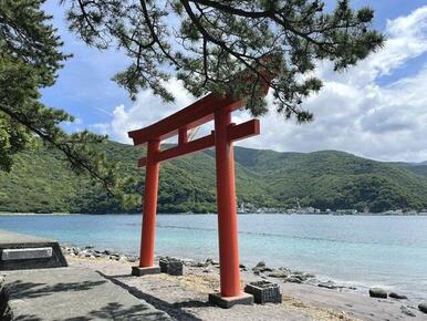 御浜崎の中にある諸口神社の鳥居。御浜崎屈指の映えスポットです。