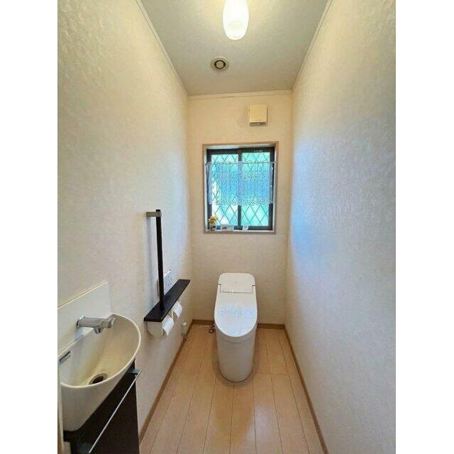 手すり付きのタンクレストイレ。入口は通常の約1.5倍幅。トイレ介助の際、スムーズに出入りできます。