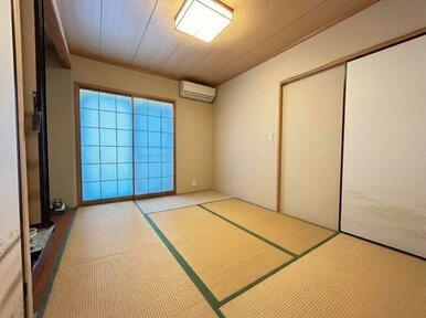 1階6畳和室。床の間・仏壇スペースあり。襖を開ければ、もう一部屋と続き間になります。