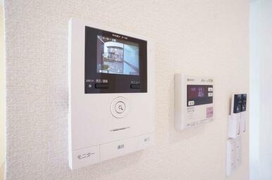 来訪者を声と映像で確認できて安心なカラーモニター付ドアホン。