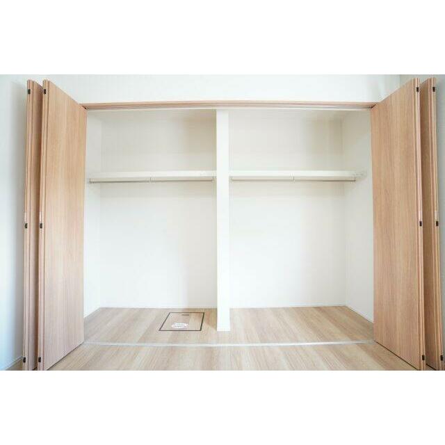 8帖洋室のクローゼット。洋服をたくさん収納できます！※類似物件の参考画像です。
