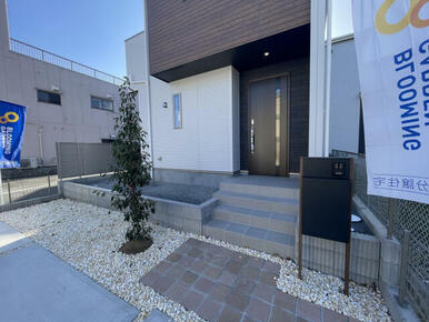 現地玄関アプローチ