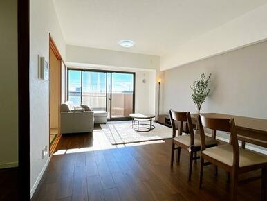 「LDK」LDK約17帖、南向きで日当たり良好