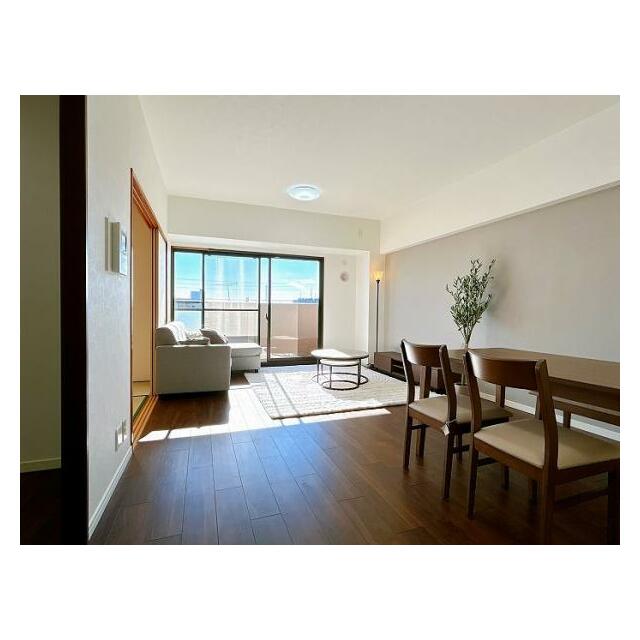 「LDK」LDK約17帖、南向きで日当たり良好