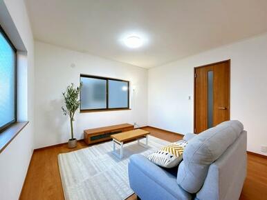 「LDK」ニトリ家具が設置してあり、リビングのイメージがわきやすくなっております。