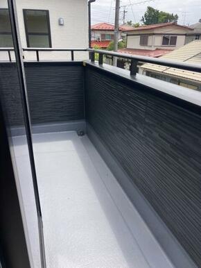 新鮮な空気だけでなく気持ちにゆとりを与えてくれるバルコニー（1号棟）