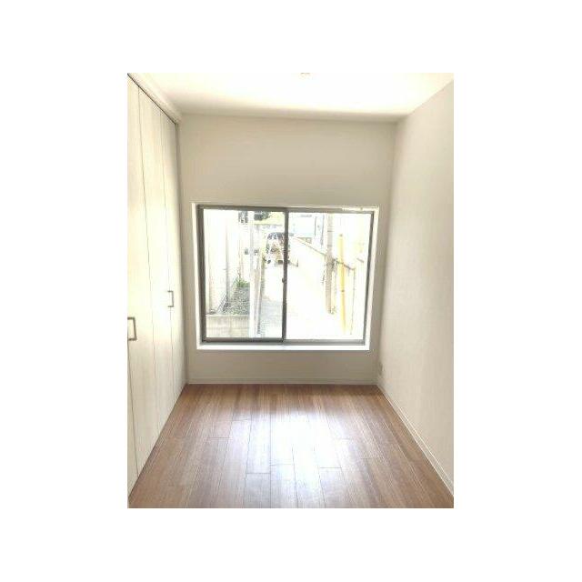 白を基調とした落ち着いた色調の洋室です