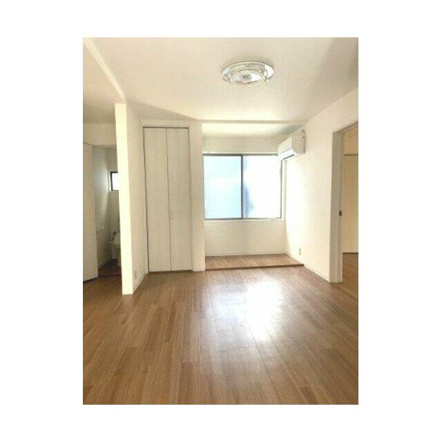 白を基調としたゆったりとした居間です