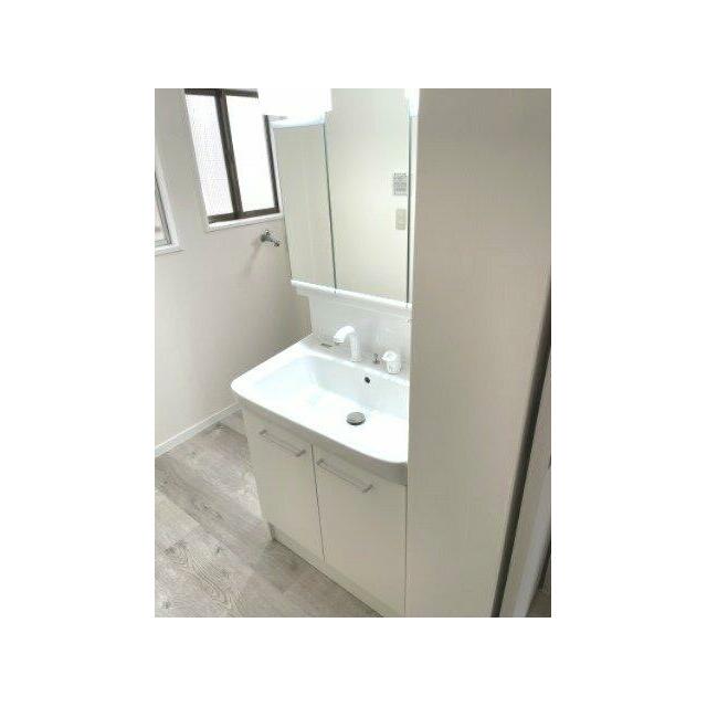 白を基調とした独立洗面台、朝の身支度には欠かせません