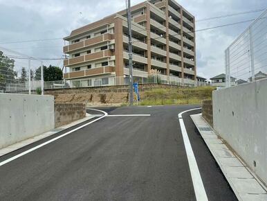 住宅地入口道路（撮影日２０２４年９月２９日）