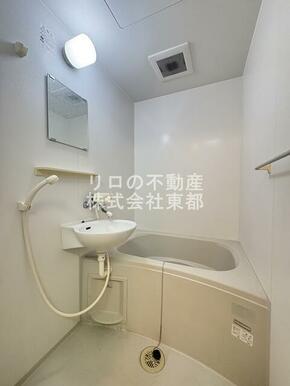 洗面ボールと一体型のバスルームです♪