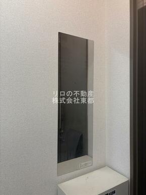 便利な鏡付！！身だしなみチェックができますね♪