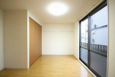 ◆洋室◆ＬＥＤ照明完備。正面の壁面は可動式のフックハンガー付