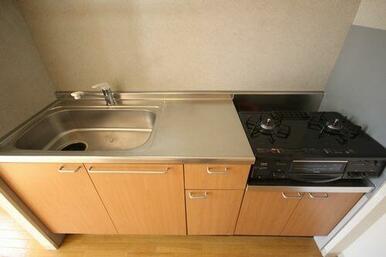 キッチンは下部に収納がございます