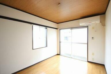 洋室５．６帖　角部屋　エアコン１台付き