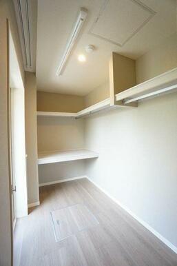 １．９帖の天井までたっぷり収納できる広々としたＷＩＣです。