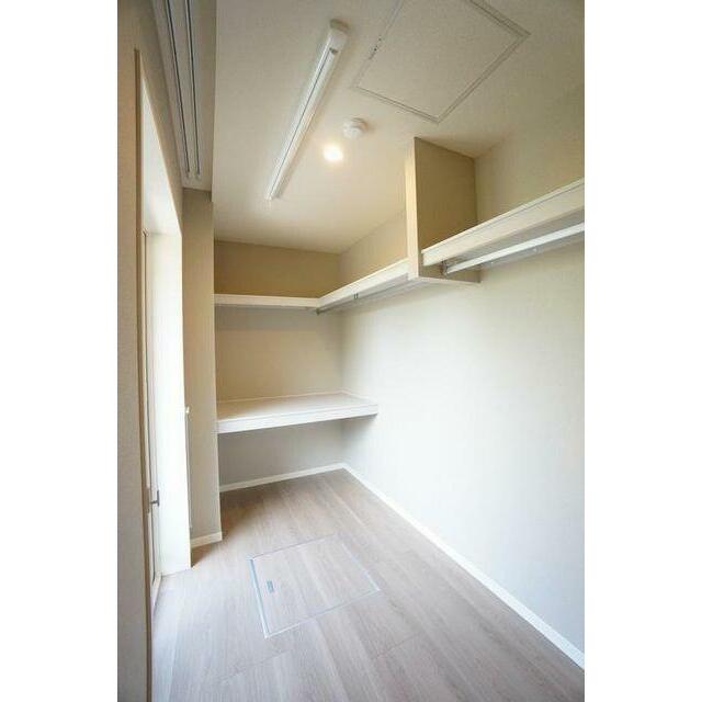 １．９帖の天井までたっぷり収納できる広々としたＷＩＣです。