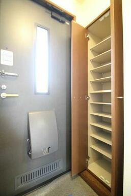 玄関にはシューズボックスがございます