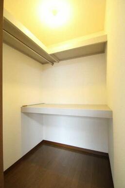 収納はハンガーパイプ付きでございます