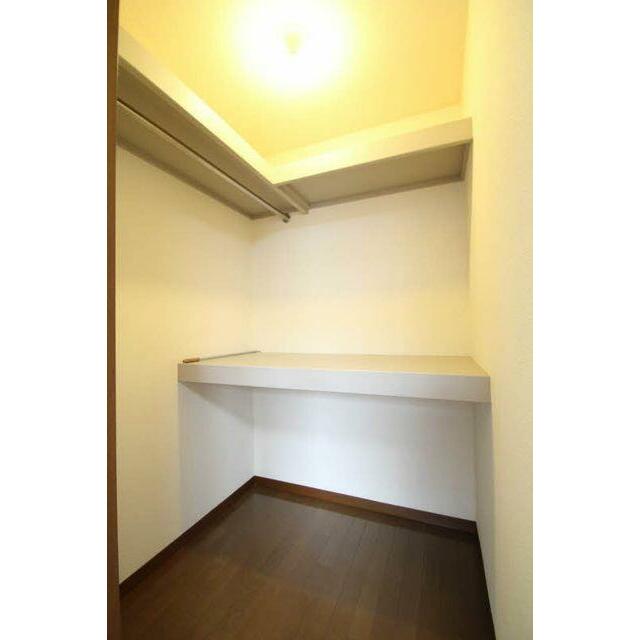 収納はハンガーパイプ付きでございます