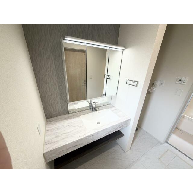 忙しい朝の準備も捗る広々洗面台