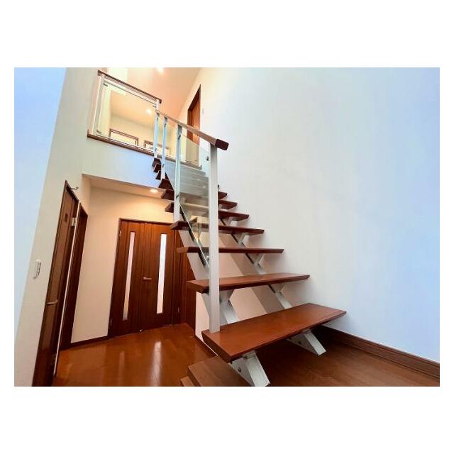 「階段」印象的な階段はクリーニング済みです