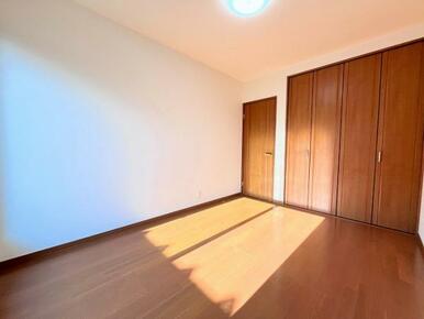 「2階北東側洋室」約6帖の洋室はクローゼット付きです