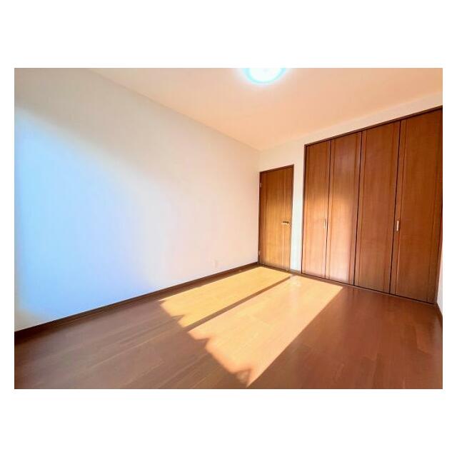 「2階北東側洋室」約6帖の洋室はクローゼット付きです