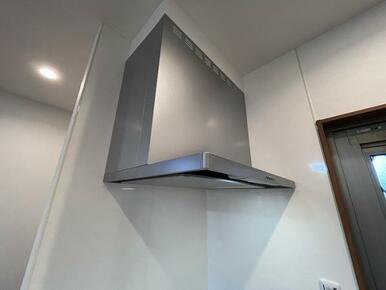 「キッチン」換気扇はフラットスリムを採用しております