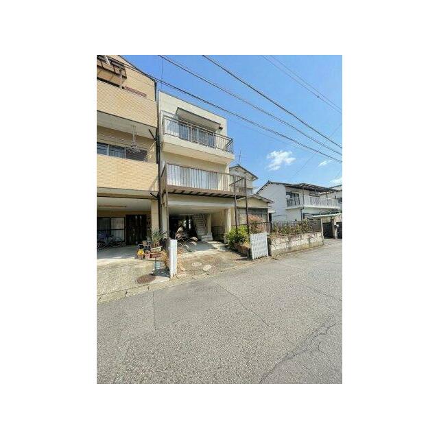 アスファルト舗装の前面道路。周辺には戸建て住宅が並んでいます