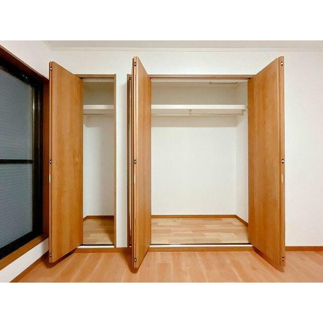 「２階南西側洋室」収納の中の写真です。