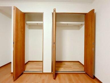 「１階南西側洋室」収納の中の写真です。