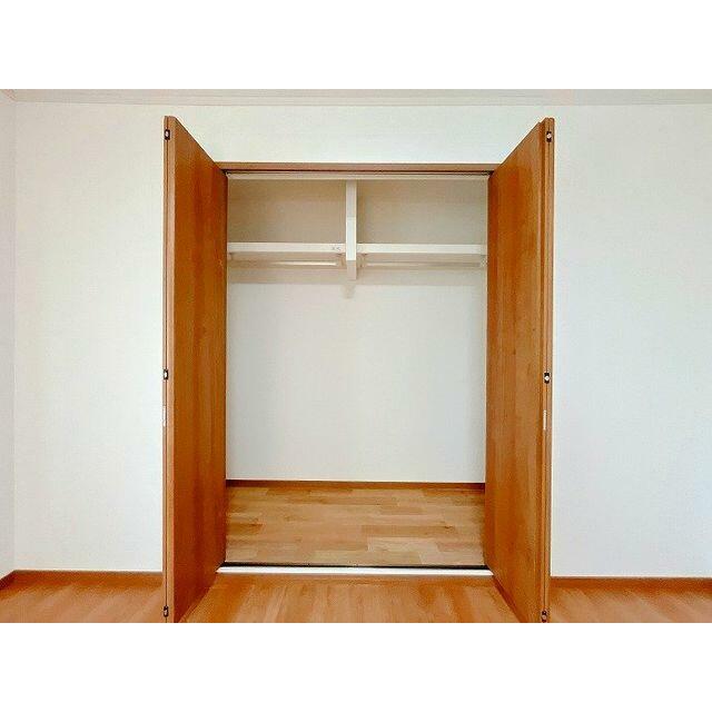 「２階南東側洋室」収納の中の写真です。