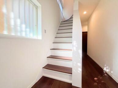 「階段」フロアタイル上張りしました