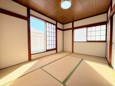 「2階和室」2面採光で日当たり良好です