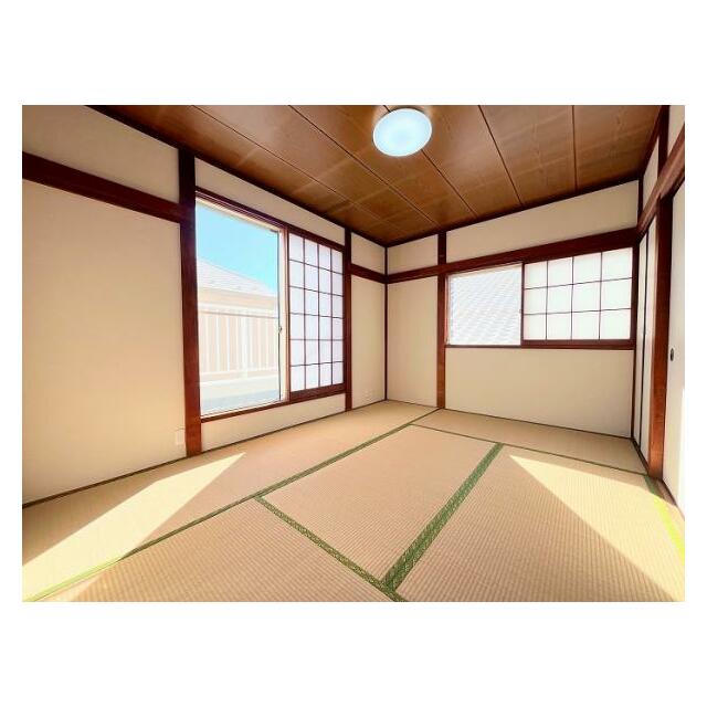 「2階和室」2面採光で日当たり良好です